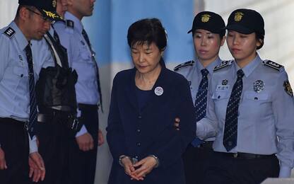 Sud Corea, l'ex presidente Park condannata a 24 anni di carcere