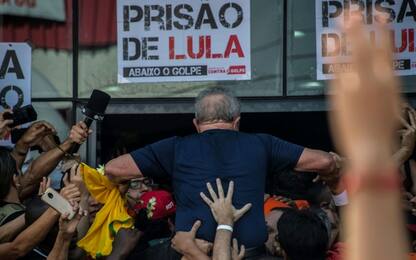 Brasile, Lula si arrende e si consegna alla polizia 