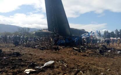 Algeria, aereo militare si schianta dopo il decollo: almeno 257 morti
