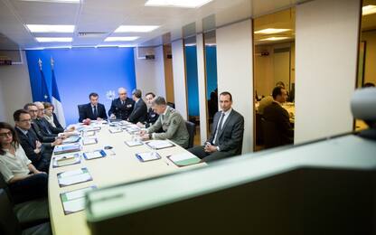 Attacco Siria, Macron nella sala operativa ordina l'intervento. FOTO