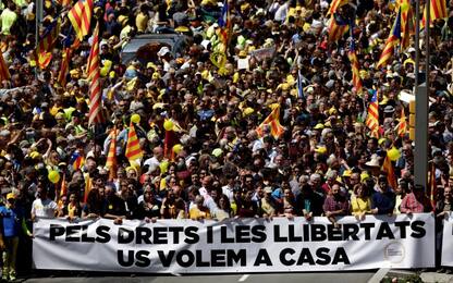 Catalogna, migliaia di persone in piazza