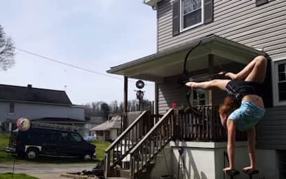 Usa, l'undicenne contorsionista tira con l'arco coi piedi: video