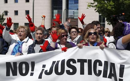 18enne violentata da gruppo. Giudici: solo abuso. Proteste in Spagna