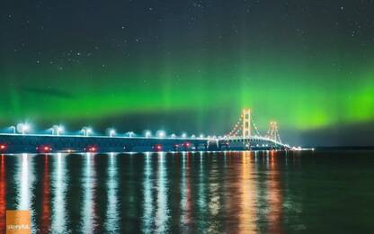 Michigan, lo spettacolo dell’aurora che danza sul ponte illuminato