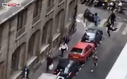Parigi, uomo accoltella passanti: 1 morto, 4 feriti. L'Isis rivendica