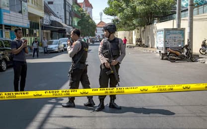 Indonesia, nuovo attacco a Surabaya: famiglia kamikaze contro polizia