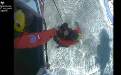 Inghilterra, salvataggio di un pescatore dopo morso di squalo. VIDEO