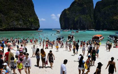 In Thailandia chiude per quattro mesi la baia di "The Beach"
