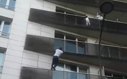Parigi, migrante si arrampica fino al quarto piano e salva un bimbo