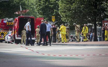 Terrore a Liegi, grida “Allah Akbar” e uccide due agenti e un passante