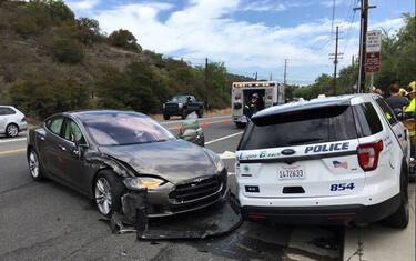California, Tesla con pilota automatico contro auto polizia in sosta