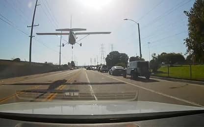 Atterraggio da brividi, il  velivolo plana sulla strada: VIDEO