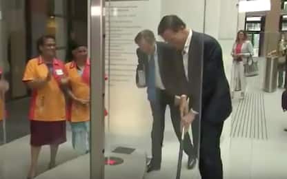 Gli cade il caffè a terra: il premier olandese pulisce il pavimento