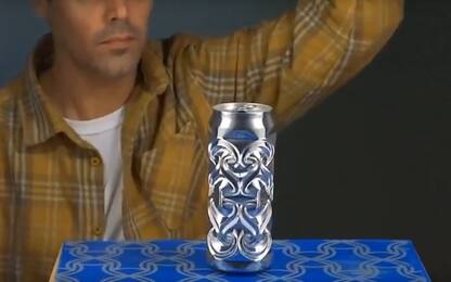 Noah Deledda, artista dell'alluminio: scolpisce le lattine con le mani