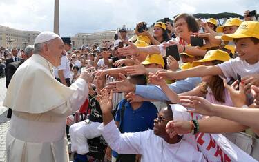 Migranti, Papa Francesco: "Servono gesti concreti di solidarietà"