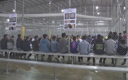 Usa, migranti in gabbia al confine col Messico: tra loro tanti bambini