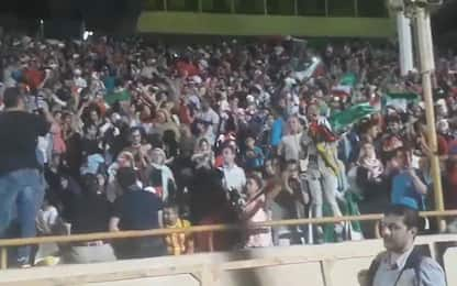 Iran, donne per la prima volta allo stadio: festa sugli spalti