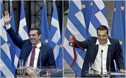 Grecia fuori dalla crisi, Tsipras mette la cravatta per la prima volta