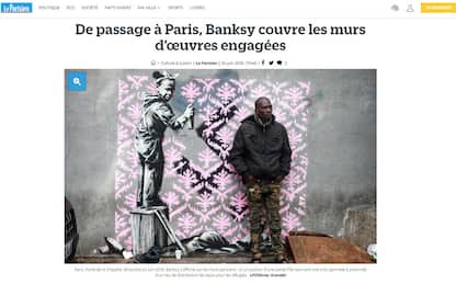 Parigi, nuove opere di Banksy: bimba copre una svastica con i fiori