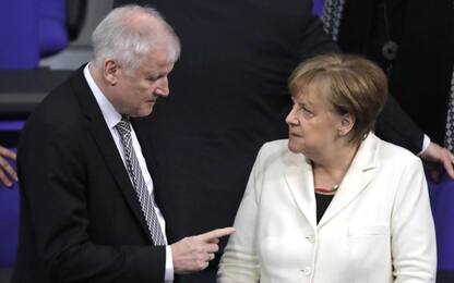 Migranti, Seehofer avverte: Non mi lascio licenziare da Angela Merkel