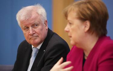 Germania, crisi migranti spacca il governo. Seehofer: "Mi dimetto"