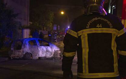 Nantes, è ancora guerriglia: incendiata una scuola e 60 auto
