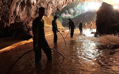 Thailandia, pioggia battente: l'acqua nella grotta potrebbe salire