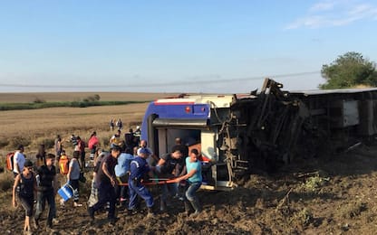 Deraglia treno in Turchia, almeno 24 morti e oltre 100 feriti