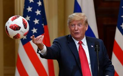 Putin regala pallone dei Mondiali a Trump, che lo lancia a Melania