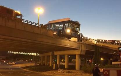 Madrid, l'autobus rimane sospeso sul bordo di un ponte: video