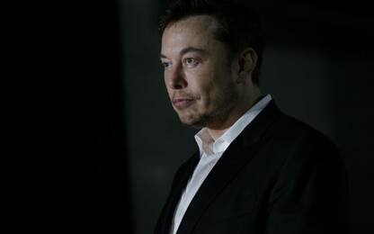 Elon Musk fuma marijuana in diretta, bufera sul Ceo di Tesla