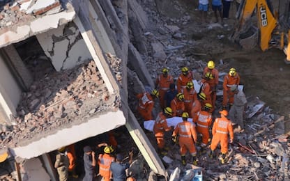 India, crolla edificio in costruzione: morti e dispersi