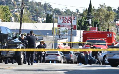 Los Angeles, si barrica in un market e uccide una donna: arrestato