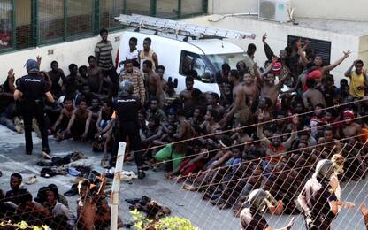 Migranti forzano barriera confine a Ceuta, oltre 600 entrano in Spagna