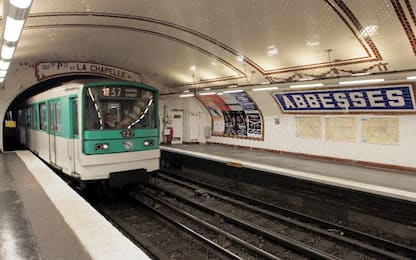 Parigi, la metro si ferma per un guasto: passeggeri in fuga sui binari