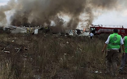 Messico, cade aereo con 101 persone a bordo: nessun morto, 85 feriti