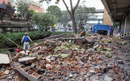 Terremoto Indonesia, media: oltre 140 morti. Fino a 20mila sfollati
