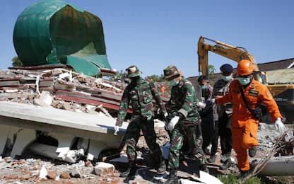 Terremoto Indonesia, centinaia i morti. Uomo estratto vivo da macerie
