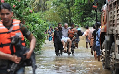 India, alluvione in Kerala: almeno 370 morti e quasi 725mila sfollati