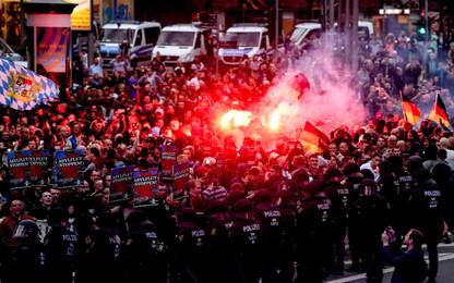 Germania, scontri al corteo neonazista: 20 feriti a Chemnitz
