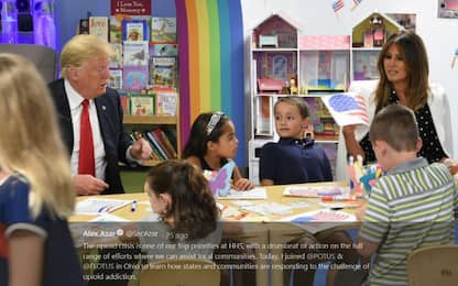 Gaffe di Trump: sbaglia i colori della bandiera degli Stati Uniti