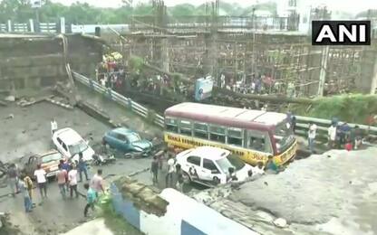 Crolla viadotto a Calcutta, corsa contro il tempo per salvare dispersi