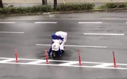 Paura in Giappone, travolto dal tifone mentre consegna le pizze. VIDEO