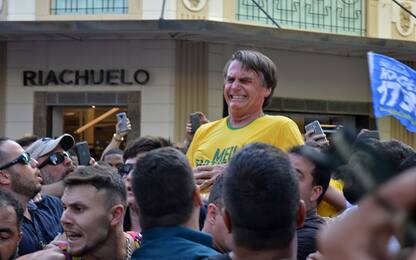 Brasile, accoltellato il candidato presidente Jair Bolsonaro. È grave