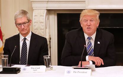 Trump sfida Apple: "Teme i dazi? Allora produca in Usa, non in Cina"