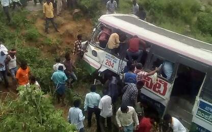 India, autobus precipita in una gola: oltre 50 morti