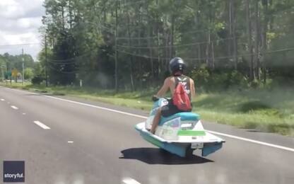 Stati Uniti, l'acqua scooter sfreccia su strada: il video