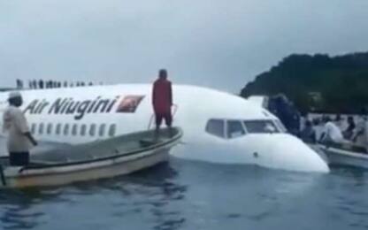 Micronesia, aereo boeing 737 finisce in mare: passeggeri salvi