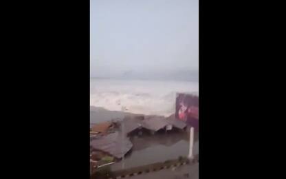 Terremoto e tsunami Indonesia, i video dell’onda che ha travolto tutto