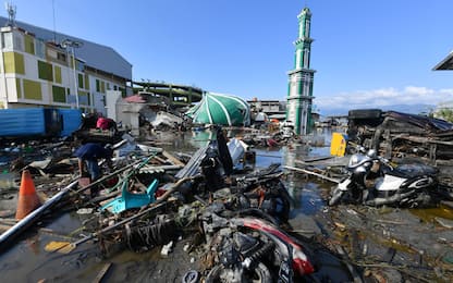 Terremoto e tsunami in Indonesia: 1200 morti. Continuano le ricerche